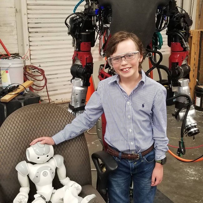 Sejak kecil, Mike memang sudah berbeda. Ia mulai jago bermain iPad di usia 18 bulan dan mulai mempelajari pemrograman komputer di umur lima tahun. Dari situ aku mulai lompat ke banyak hal. Aku tumbuh dari sana hingga sekarang belajar banyak bahasa. Semua yang aku tahu aku pelajari sendiri. Jadi trial and error dan video online dan yang lainnya, ungkapnya. Foto: Instagram @mike_aighost