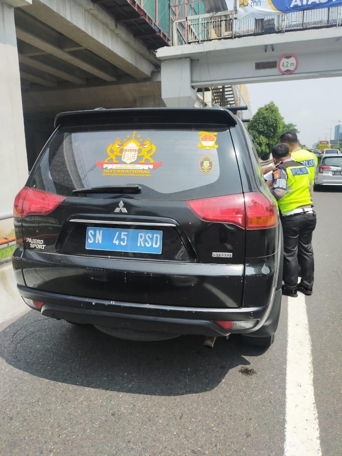 Mobil Pajero berpelat biru dengan nopol SN-45-RSD ditilang polisi