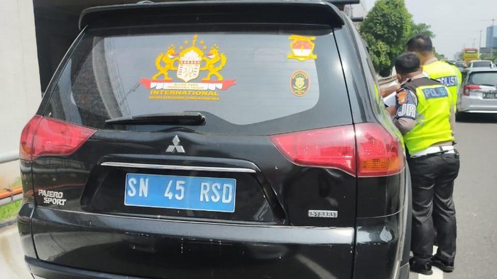 Mobil Pajero berpelat biru dengan nopol SN-45-RSD ditilang polisi