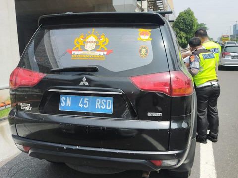 Mobil Pajero berpelat biru dengan nopol SN-45-RSD ditilang polisi