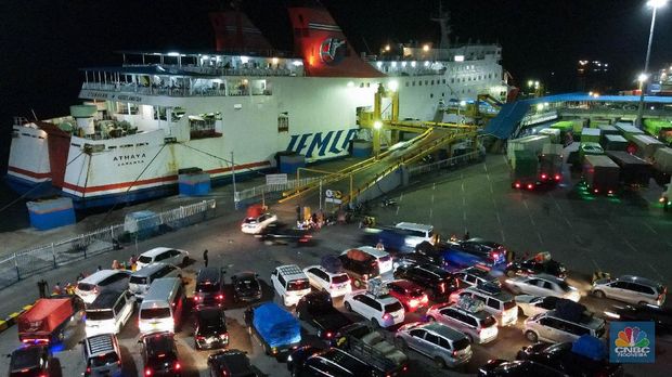 Foto aerial yang memperlihatkan sejumlah kendaraan yang akan menyeberang ke Sumatera mengantre untuk memasuki kapal ferry di Pelabuhan Merak Banten, Rabu (5/5/2021) dinihari. Jelang larangan mudik pada 6 Mei 2021, Pelabuhan Merak mengoperasikan 29 kapal roro untuk melayani penyeberangan penumpang menuju Pelabuhan Bakauheni. (CNBC Indonesia/ Andrean Kristianto)