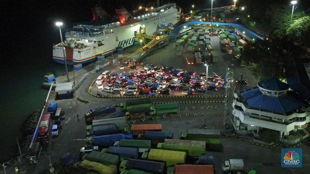 Foto aerial yang memperlihatkan sejumlah kendaraan yang akan menyeberang ke Sumatera mengantre untuk memasuki kapal ferry di Pelabuhan Merak Banten, Rabu (5/5/2021) dinihari. Jelang larangan mudik pada 6 Mei 2021, Pelabuhan Merak mengoperasikan 29 kapal roro untuk melayani penyeberangan penumpang menuju Pelabuhan Bakauheni. (CNBC Indonesia/ Andrean Kristianto)