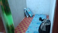 Di dalam ruang isolasi disiapkan satu kasur, bantal serta colokan untuk charger hp. Serta kelambu untuk menjaga privasi tiap penghuni.
