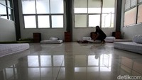 Lokasi karantina juga bakal dijaga oleh TNI, Polri, Satpol PP, sukarelawan, dan tenaga medis.  