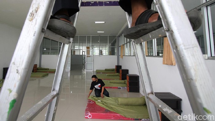 Nekat Mudik ke Solo, Siap-siap Karatina di Sini Petugas mempersiapkan tempat karantina pemudik di Solo Technopark, Solo, Jawa Tengah, Rabu (5/5).