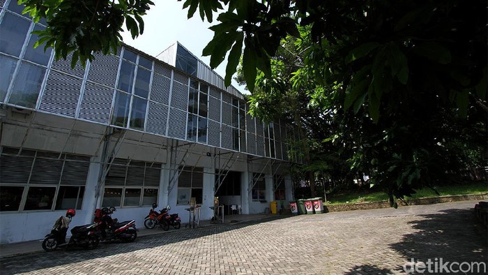 Petugas mempersiapkan tempat karantina pemudik di Solo Technopark, Solo, Jawa Tengah, Rabu (5/5).