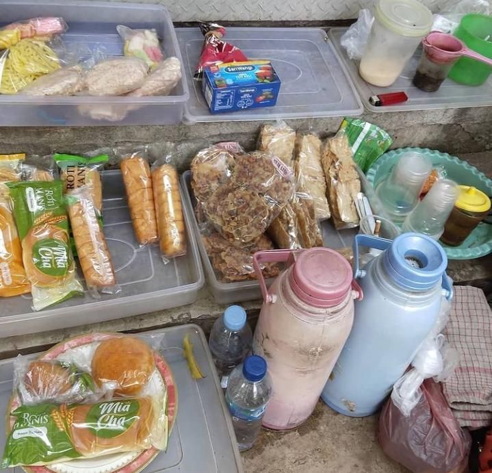 Nenek Penjual Kopi di Stasiun Palmerah Ini Hidup Sebatang Kara Nenek Penjual Kopi di Stasiun Palmerah Ini Hidup Sebatang Kara