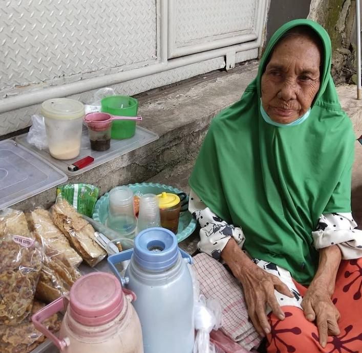 Nenek Penjual Kopi di Stasiun Palmerah Ini Hidup Sebatang Kara