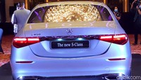 Buritan belakang dari Mercedes-Benz S Class S450 anyar. New Mercedes Benz S Class S450 4 Matic Luxury akan tersedia mulai Juni 2021 dengan harga Rp 3.099.000.000 termasuk layanan Star Service 5 tahun dan garansi 3 tahun. Saat ini Mercedes-Benz S-Class generasi anyar ini diimpor dari Jerman dan bakal dirakit di Indonesia. Foto: Ridwan Arifin