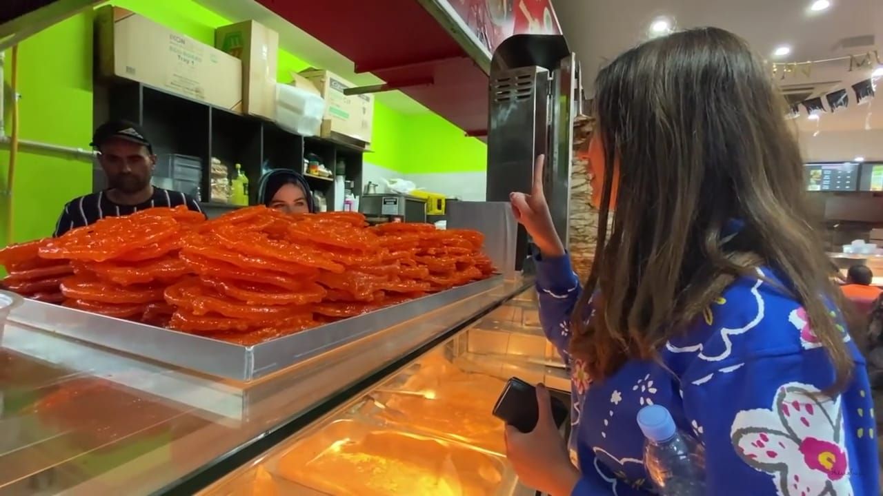 Serunya Momen Acha Sinaga Berburu Takjil di Sydney, Ada Pasar Ramadan!