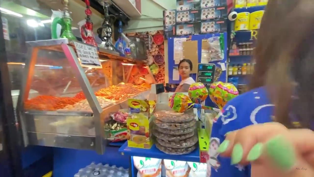 Serunya Momen Acha Sinaga Berburu Takjil di Sydney, Ada Pasar Ramadan!