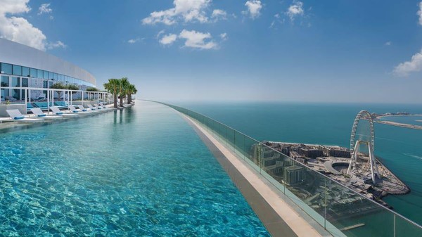 Infinity pool atau kolam renang tanpa batas terletak di lantai 77 Address Beach Resort. Tepatnya, berada di atas ketinggian 293,903 meter! (Address Hotel+Resort) Infinity pool atau kolam renang tanpa batas terletak di lantai 77 Address Beach Resort. Tepatnya, berada di atas ketinggian 293,903 meter! (Address Hotel+Resort)