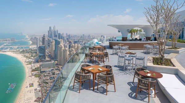 Kolam renang hanya bisa dinikmati oleh tamu di atas umur 21 tahun. Tapi, kamu juga bisa menikmati pemandangan Dubai dengan sambil menyantap hidangan di restoran rooftop yang tak jauh dari kolam renang. (Address Hotel+Resort) Kolam renang hanya bisa dinikmati oleh tamu di atas umur 21 tahun. Tapi, kamu juga bisa menikmati pemandangan Dubai dengan sambil menyantap hidangan di restoran rooftop yang tak jauh dari kolam renang. (Address Hotel+Resort)