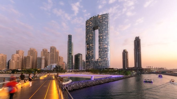 Pecahkan Rekor, Dubai Miliki Kolam Renang Tertinggi di Dunia