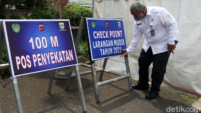 Sejumlah check point dihadirkan di beberapa exit tol di Kota Bandung. Pemkot Bandung pun pantau persiapan di check point jelang pemberlakuan larangan mudik.