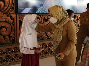 Pensiunan Pendidik-Penjaga Sekolah di Mojokerto Dapat Parsel Lebaran