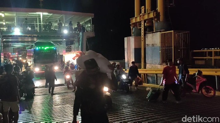 Pemudik yang tiba di Pelabuhan Bajoe, Sulawesi Selatan, pada Rabu (5/5) dini hari