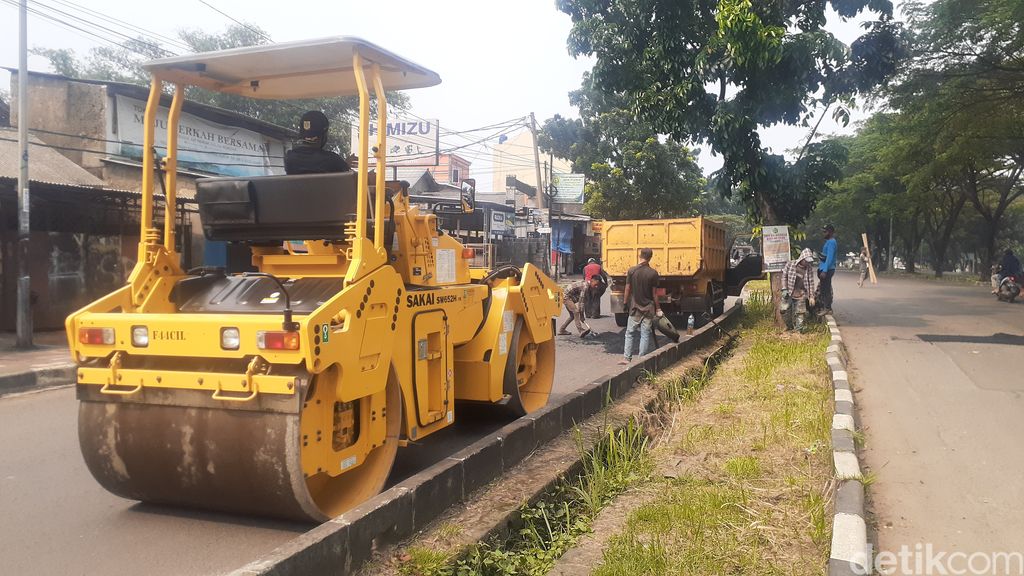 Pengerjaan perbaikan Jl Tegar Beriman, 5 Mei 2021, siang. (Afzal Nur Iman/detikcom)