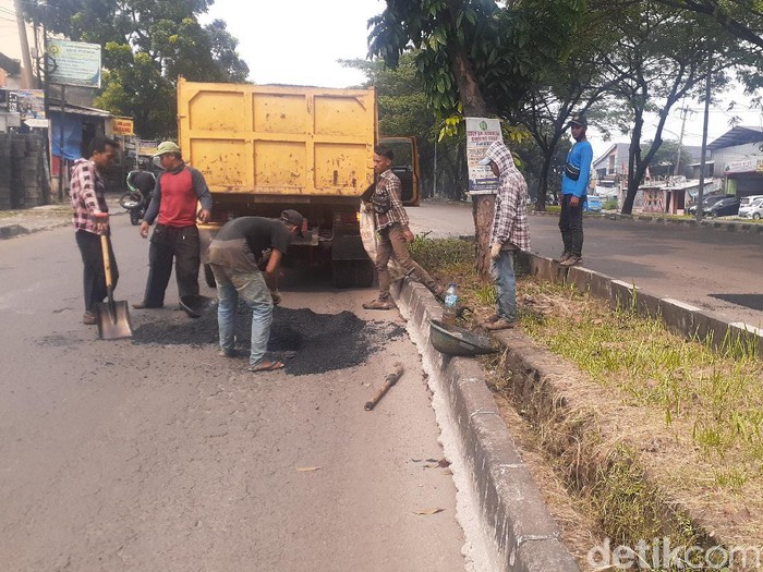 Pengerjaan perbaikan Jl Tegar Beriman, 5 Mei 2021, siang. (Afzal Nur Iman/detikcom)