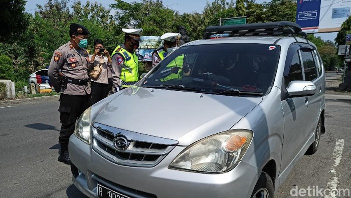 Pengetatan penyekatan menjelang mudik dilarang diterapkan di Ponorogo, yang berbatasan dengan Wonogiri, Jawa Tengah. Ada 20 kendaraan yang harus putar balik.