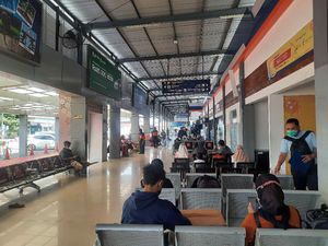 H-1 Larangan Mudik, Penumpang Stasiun Pasar Turi Mulai Melonjak