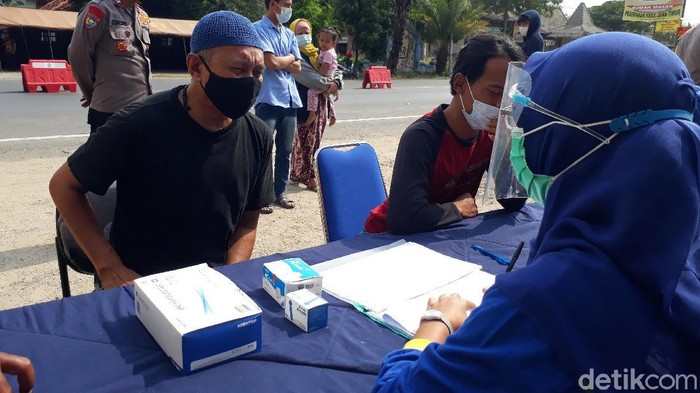 Petugas gabungan dari Satlantas Polres Tuban, TNI, Dishub dan Satpol PP melakukan pengetatan dalam penyekatan menjelang masa larangan mudik. Kendaraan yang masuk Tuban diperiksa.