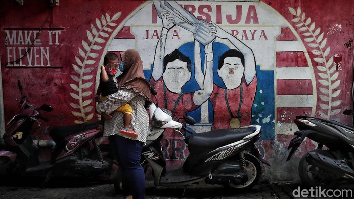 Perdana! Warga di Permukiman Padat Jakarta Disuntik Vaksin Corona Program vaksinasi COVID-19 di Jakarta sasar warga di permukiman padat penduduk. Warga di Tanjung Priok dan Sunter Agung pun disuntik vaksin Corona dosis pertama