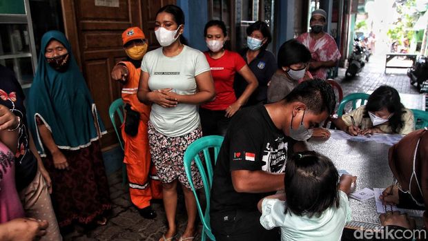 Program vaksinasi COVID-19 di Jakarta sasar warga di permukiman padat penduduk. Warga di Tanjung Priok dan Sunter Agung pun disuntik vaksin Corona dosis pertama