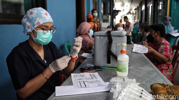 Perdana! Warga di Permukiman Padat Jakarta Disuntik Vaksin Corona Program vaksinasi COVID-19 di Jakarta sasar warga di permukiman padat penduduk. Warga di Tanjung Priok dan Sunter Agung pun disuntik vaksin Corona dosis pertama