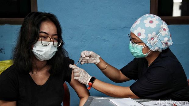 Program vaksinasi COVID-19 di Jakarta sasar warga di permukiman padat penduduk. Warga di Tanjung Priok dan Sunter Agung pun disuntik vaksin Corona dosis pertama