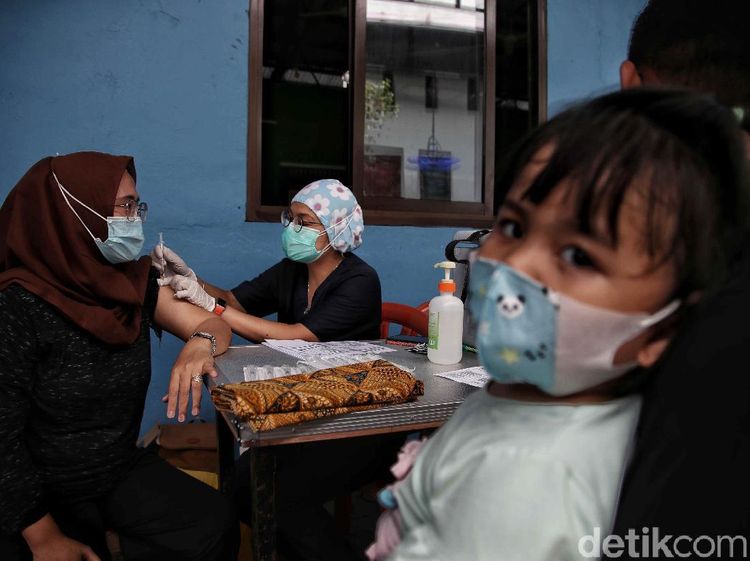 Perdana! Warga di Permukiman Padat Jakarta Disuntik Vaksin Corona