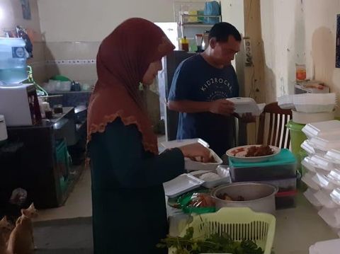 Foto Toga dan Iyaz saat persiapan sedekah makanan hari Jumat.