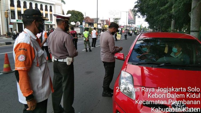 Polisi melakukan pemeriksaan kendaraan di Klaten jelang diberlakukannya larangan mudik