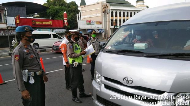 Polisi melakukan pemeriksaan kendaraan di Klaten jelang diberlakukannya larangan mudik
