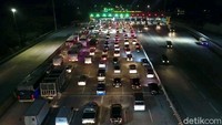 Potret udara ratusan kendaraan yang terjebak kemacetan di gerbang tol Cikampek Utama.