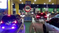 Mereka yang memadati Tol Cikampek itu adalah para pemudik yang nekat melakukan perjalanan lebih awal guna menghindari penyekatan oleh petugas yang akan dimulai pada 6-17 Mei mendatang.