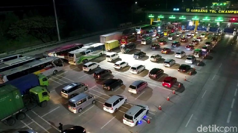 Potret Antrean Panjang Kendaraan Pemudik di GT Cikatama Sehari sebelum larangan mudik diberlakukan pada Rabu (5/5),
kemacetan dan antrean panjang terjadi di pintu keluar gerbang Tol Cikampek Utama (Cikatama) 1, Karawang, Jawa Barat. Ini potretnya.