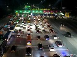 Potret Antrean Panjang Kendaraan Pemudik di GT Cikatama