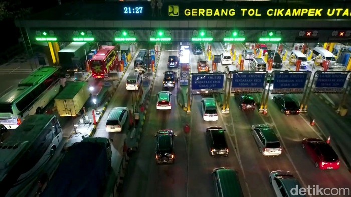 Sehari sebelum larangan mudik diberlakukan pada Rabu (5/5), 
kemacetan dan antrean panjang terjadi di pintu keluar gerbang Tol Cikampek Utama (Cikatama) 1, Karawang, Jawa Barat. Ini potretnya.