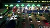 Sejak Selasa (4/5/2021) malam, ribuan kendaraan terpantau keluar dari Ibu Kota menuju arah tol Cikampek. Tak ayal, kemacetan pun terjadi di GT Cikatama.