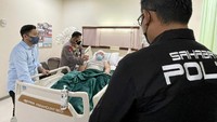 Beginilah momen keakraban diantara keduanya. KH. Ali Badri Zaini juga merupakan seorang penasehat ahli di Polda Jawa Timur. Foto: dok. SPI