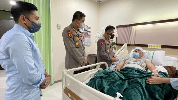 Potret Kapolda Metro Jaya Sambangi Sahabat Polisi Indonesia Kapolda Metro Jaya Fadil Imran menyempatkan diri untuk menyambangi KH. Ali Badri Zaini yang merupakan keluarga dari Ketua Sahabat Polisi Indonesia DKI Jaya, Fauzi Mahendra.