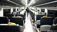 Hanya terlihat beberapa penumpang yang menggunakan kereta bandara.