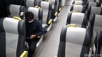 Penumpang saat menaiki kereta api Railink Bandara Soetta, di Stasiun BNI Sudirman City, Jakarta Pusat, Rabu (05/05/2021).