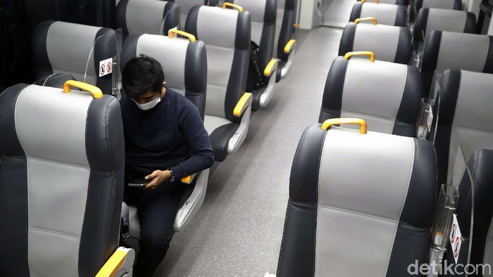 Potret Layanan Kereta Bandara Jelang Berhenti Operasi Sementara Kereta bandara akan berhenti beroperasi selama larangan mudik 2021. Begini suasana kereta bandara sehari jelang larangan mudik diberlakukan.