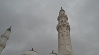 Tepatnya, Masjid Quba dibangun pada tanggal 8 Rabiul Awal atau 23 September 622 Masehi. Saat proses pembangunan nabi terlibat membawa bahan-bahan bangunan, bahkan badannya dipenuhi debu dan pasir. (iStock)