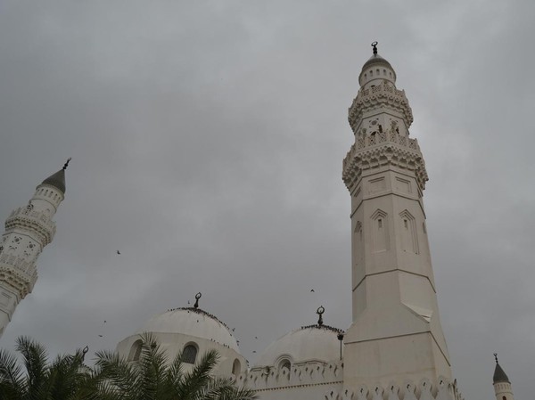 Tepatnya, Masjid Quba dibangun pada tanggal 8 Rabiul Awal atau 23 September 622 Masehi. Saat proses pembangunan nabi terlibat membawa bahan-bahan bangunan, bahkan badannya dipenuhi debu dan pasir. (iStock) Tepatnya, Masjid Quba dibangun pada tanggal 8 Rabiul Awal atau 23 September 622 Masehi. Saat proses pembangunan nabi terlibat membawa bahan-bahan bangunan, bahkan badannya dipenuhi debu dan pasir. (iStock)