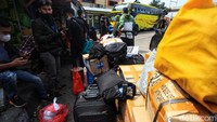 Para pemudik membawa berbagai barang.