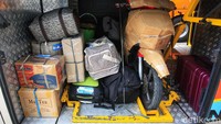 Bahkan ada sepeda motor yang masuk ke bagasi bus.