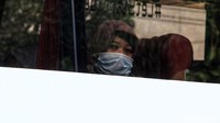 Seorang pemudik menunggu bus berangkat menuju kampung halamannya.